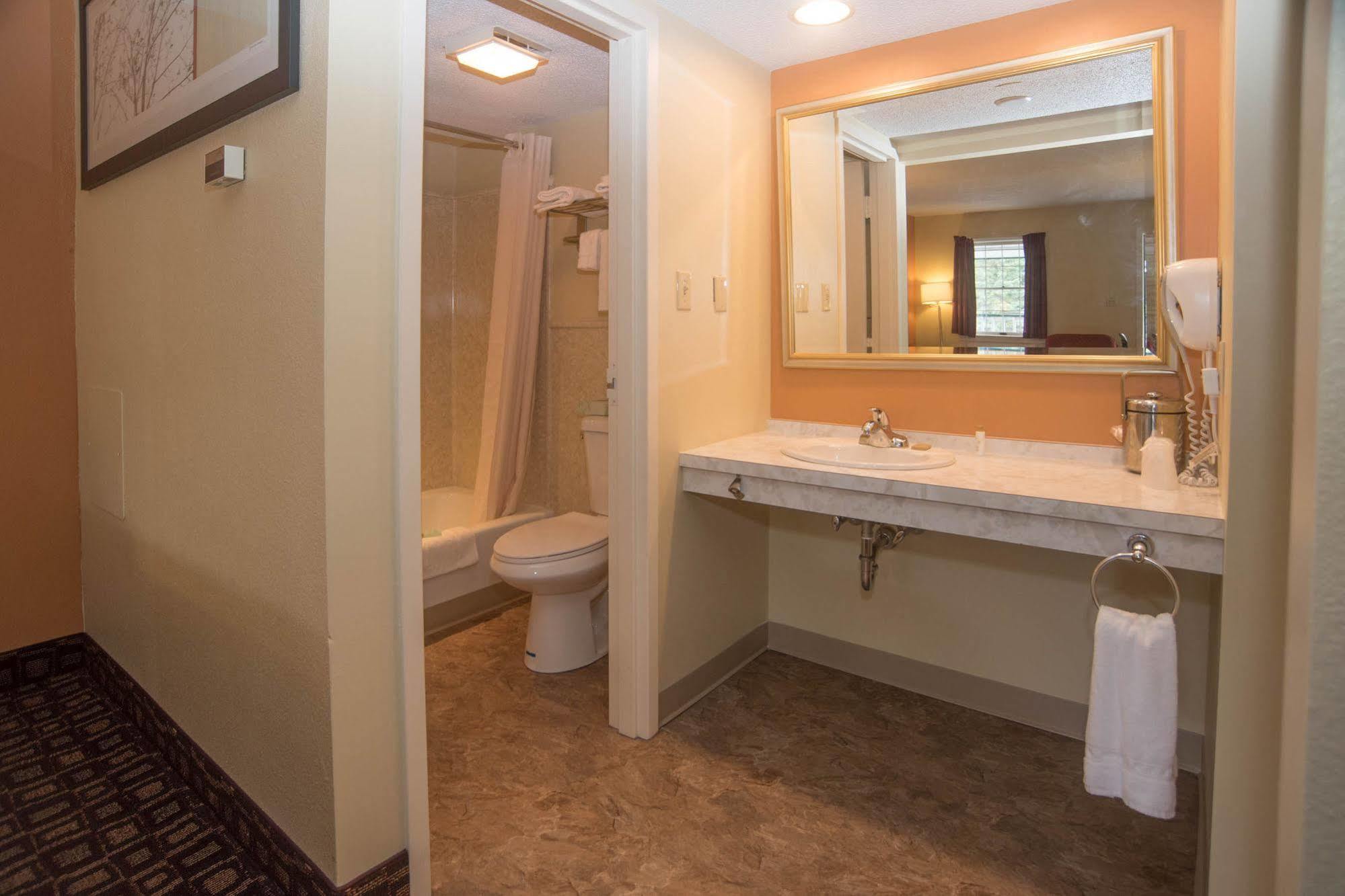 Lyndonville Colonnade Inn מראה חיצוני תמונה