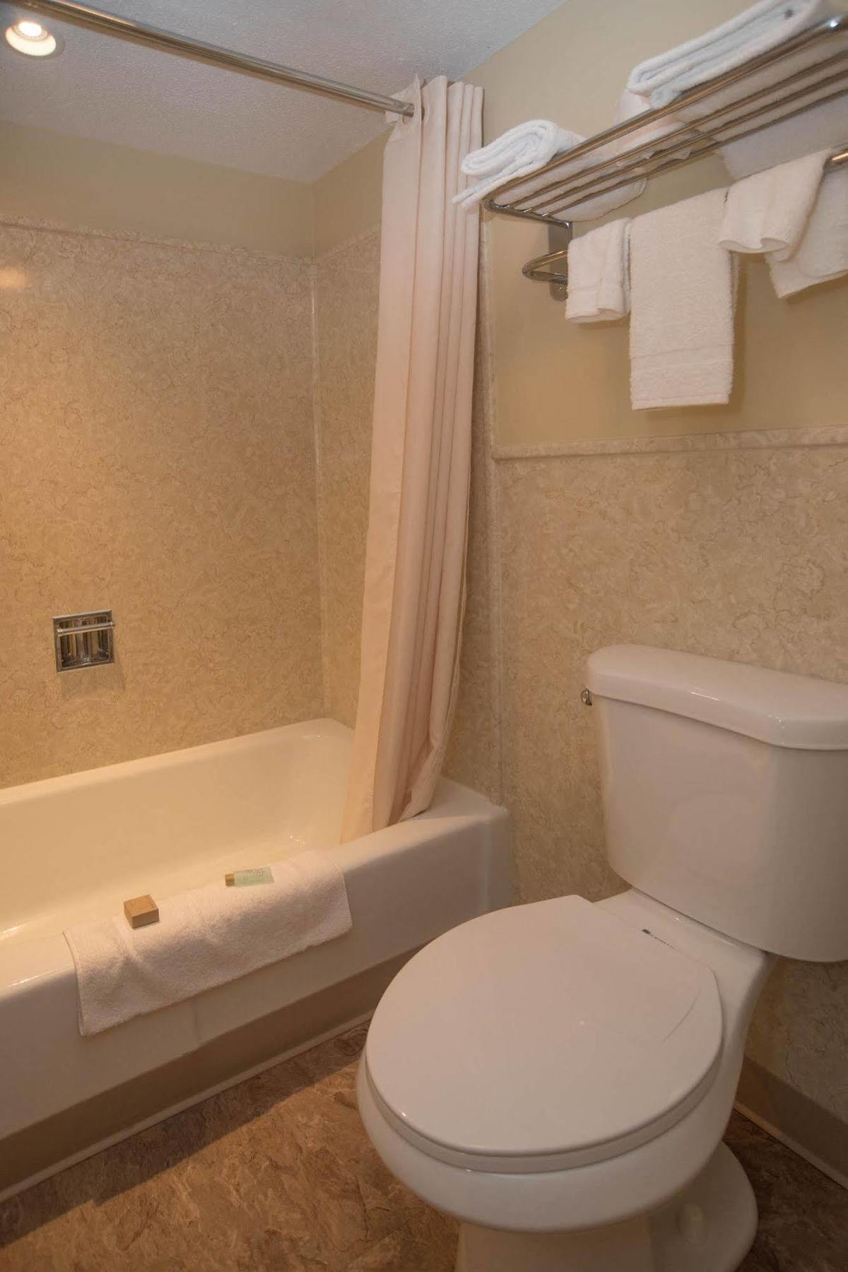 Lyndonville Colonnade Inn מראה חיצוני תמונה