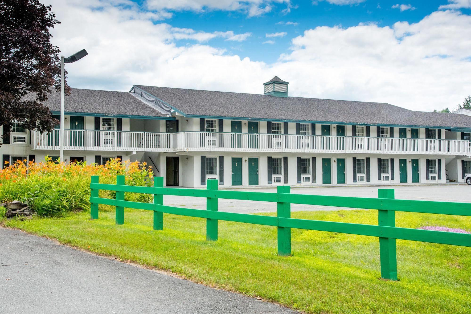 Lyndonville Colonnade Inn מראה חיצוני תמונה