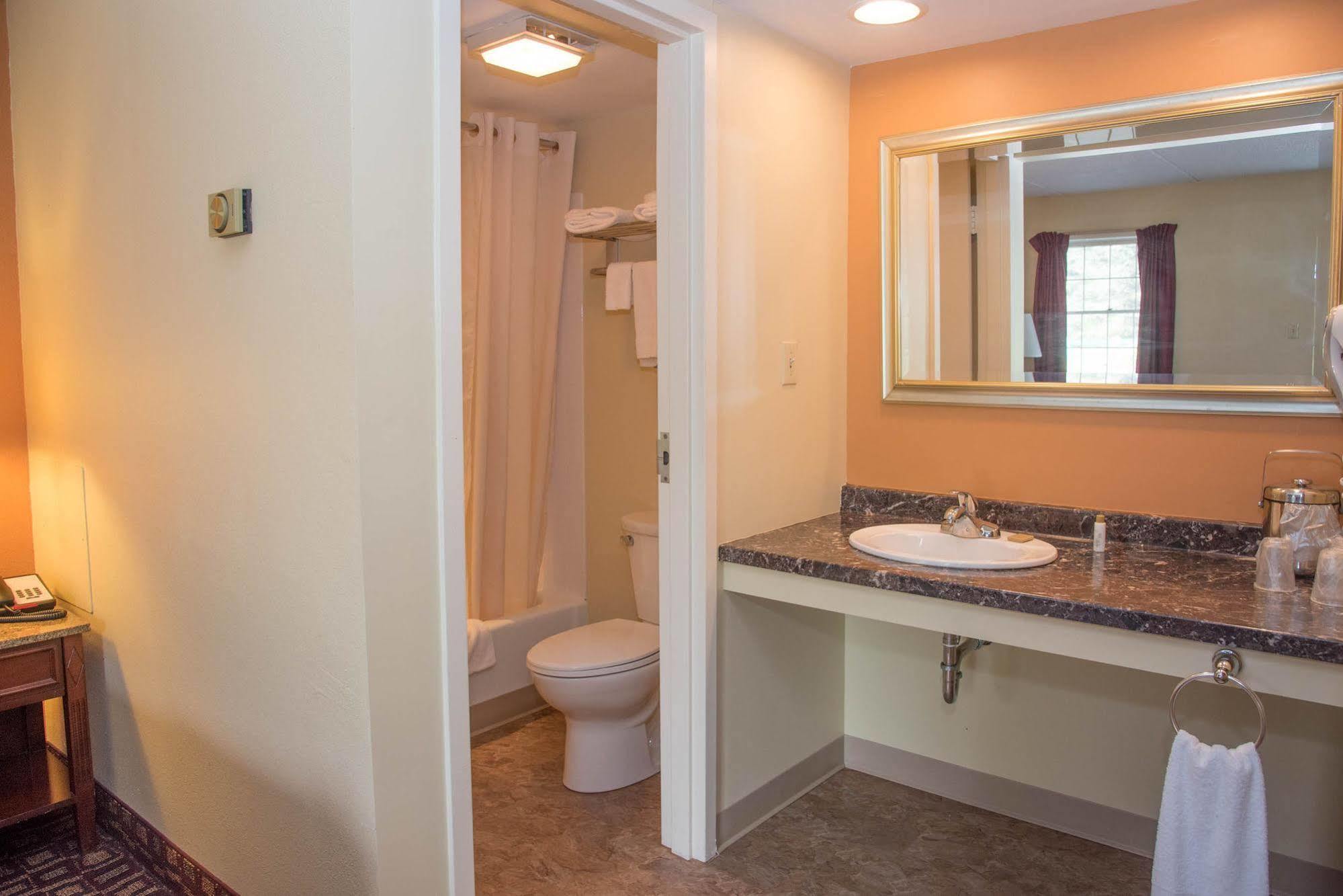 Lyndonville Colonnade Inn מראה חיצוני תמונה
